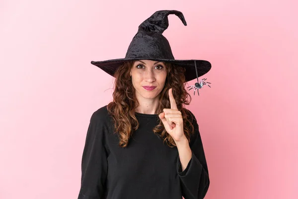 Mladá Kavkazská Žena Slaví Halloween Izolované Růžovém Pozadí Ukazuje Ukazováčkem — Stock fotografie