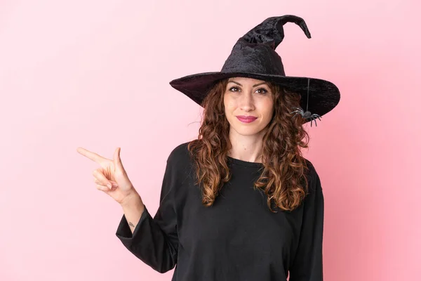 Giovane Donna Caucasica Che Celebra Halloween Isolato Sfondo Rosa Puntando — Foto Stock