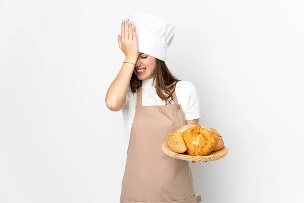 身穿厨师制服的年轻女子 背景为白色 对自己的面部表情感到疑惑 — 图库照片