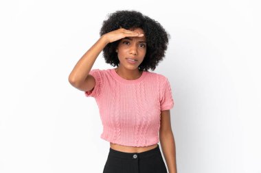 Genç Afrikalı Amerikalı bir kadın beyaz arka planda izole edilmiş. Bir şeye bakmak için uzaklara bakıyor.