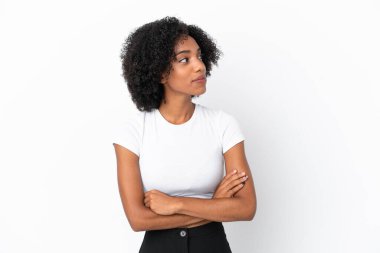 Beyaz arka planda izole edilmiş genç Afrikalı Amerikalı bir kadın.