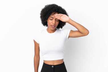 Genç Afrikalı Amerikalı kadın, beyaz arka planda izole edilmiş, yorgun ve hasta bir ifadeyle.