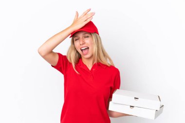 Beyaz arka planda pizza taşıyan teslimatçı kadın bir şey fark etti ve çözüme niyetlendi.