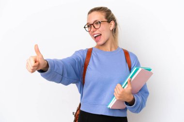 Beyaz arka planda izole edilmiş beyaz tenli genç bir kadın baş parmak hareketi yapıyor.