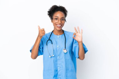 Genç cerrah Afrikalı Amerikalı doktor kadın beyaz arka planda izole edilmiş.