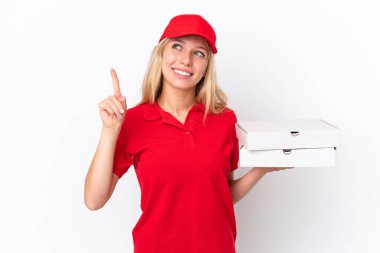 Beyaz arka planda pizza taşıyan teslimatçı kadın harika bir fikre işaret ediyor.