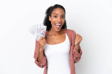 Genç Afrikalı Amerikalı kadın, beyaz arka planda izole edilmiş bir şekilde çok para alıyor. Kazanan pozisyonda zaferi kutluyor.