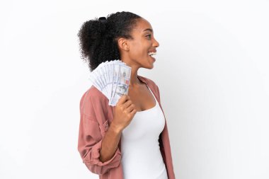Genç Afrikalı Amerikalı bir kadın beyaz arka planda izole edilmiş bir sürü para alıyor. Yan yana gülüyorlar.