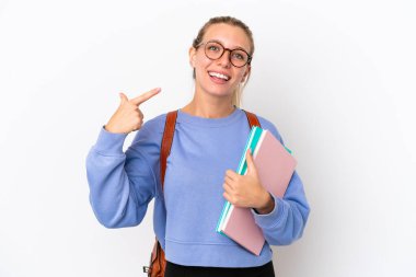 Beyaz arka planda izole edilmiş beyaz tenli genç bir kadın baş parmak hareketi yapıyor.