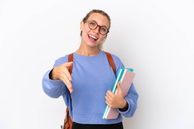 Beyaz arka planda izole edilmiş beyaz tenli genç bir kadın iyi bir anlaşma için el sıkışıyor.