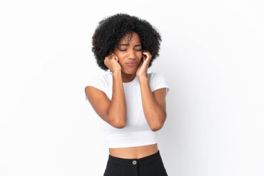 Beyaz arka planda izole edilmiş genç Afrikalı Amerikalı kadın hayal kırıklığına uğramış ve kulaklarını kapatmış.