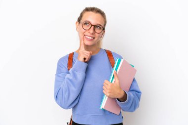 Beyaz arka planda izole genç beyaz kadın bir fikir düşünürken yukarı baktı.