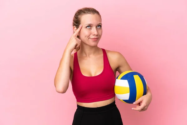 Молода Біла Жінка Грає Волейбол Ізольовано Рожевому Тлі Має Сумніви — стокове фото