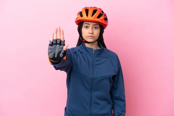 Tini Kerékpáros Lány Elszigetelt Rózsaszín Háttér Így Stop Gesztus — Stock Fotó