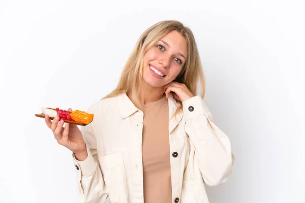 Junge Kaukasische Frau Hält Sashimi Isoliert Auf Weißem Hintergrund Und — Stockfoto