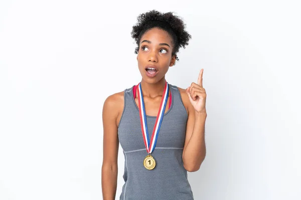 Joven Mujer Afroamericana Con Medallas Aisladas Sobre Fondo Blanco Pensando —  Fotos de Stock