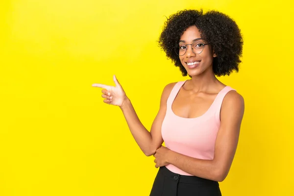Молода Афро Американська Жінка Ізольована Жовтому Фоні Вказує Пальцем Бік — стокове фото