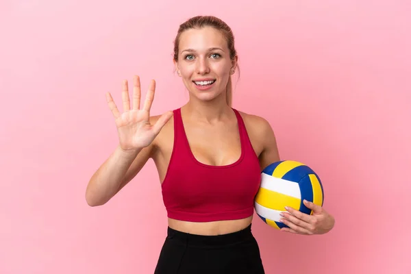 Giovane Donna Caucasica Giocare Pallavolo Isolato Sfondo Rosa Contando Cinque — Foto Stock