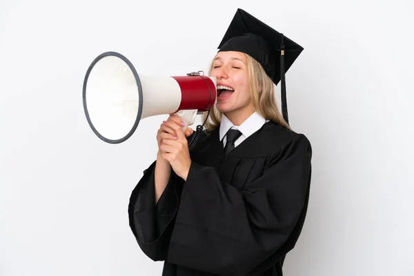 Junge Kaukasische Universitätsabsolventin Isoliert Auf Weißem Hintergrund Und Schreit Durch — Stockfoto