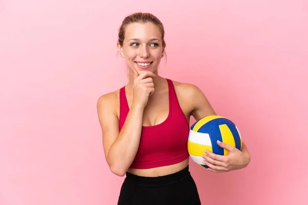 Молодая Белая Женщина Играющая Волейбол Розовом Фоне Смотрит Сторону Улыбается — стоковое фото