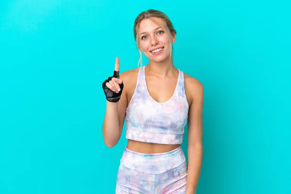 Sport Blanke Vrouw Geïsoleerd Blauwe Achtergrond Tonen Heffen Van Een — Stockfoto