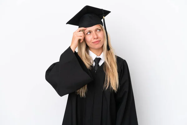 Νεαρή Απόφοιτος Πανεπιστημίου Καυκάσια Γυναίκα Απομονωμένη Λευκό Φόντο Έχοντας Αμφιβολίες — Φωτογραφία Αρχείου
