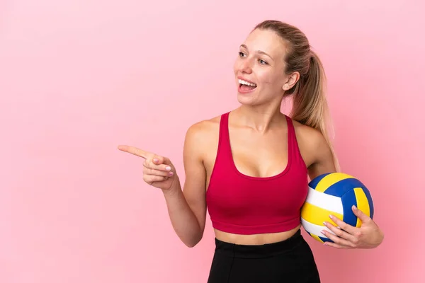 Junge Kaukasische Frau Spielt Auf Rosa Hintergrund Isoliert Volleyball Und — Stockfoto