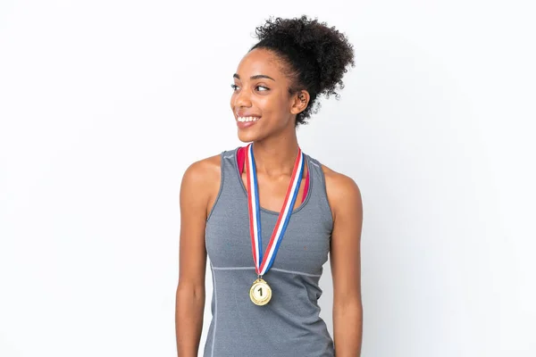Joven Mujer Afroamericana Con Medallas Aisladas Sobre Fondo Blanco Mirando —  Fotos de Stock