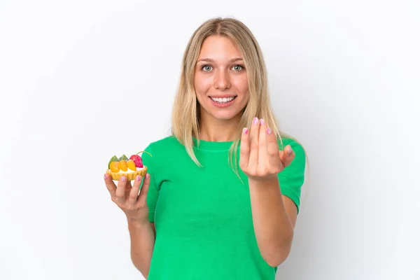 Young Caucasian Woman Holding Tartlet Isolated White Background Inviting Come — Stock Photo, Image