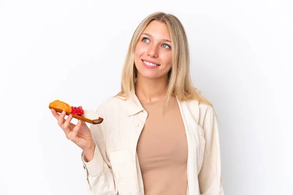 Junge Kaukasische Frau Hält Sashimi Isoliert Auf Weißem Hintergrund Und — Stockfoto