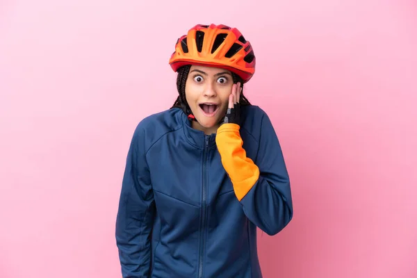 Tini Kerékpáros Lány Elszigetelt Rózsaszín Háttér Meglepetés Sokkos Arckifejezés — Stock Fotó