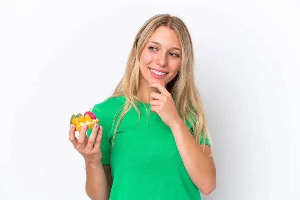 Jovem Caucasiana Segurando Uma Torta Isolada Fundo Branco Olhando Para — Fotografia de Stock