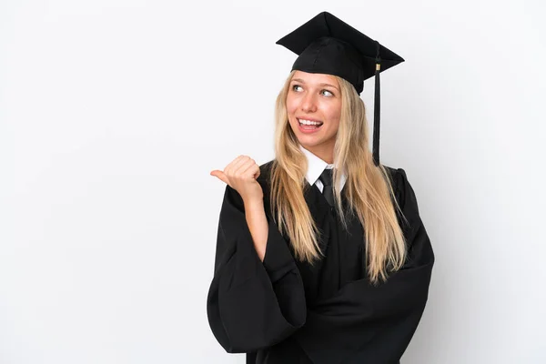 Joven Graduada Universitaria Caucásica Aislada Sobre Fondo Blanco Apuntando Hacia —  Fotos de Stock