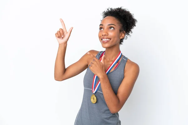 Joven Mujer Afroamericana Con Medallas Aisladas Sobre Fondo Blanco Señalando —  Fotos de Stock