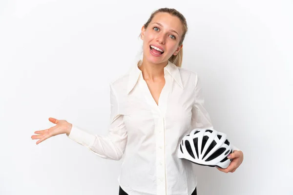 Mulher Caucasiana Negócios Com Capacete Bicicleta Isolado Fundo Branco Estendendo — Fotografia de Stock