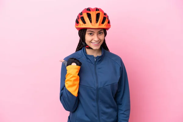 Tini Kerékpáros Lány Elszigetelt Rózsaszín Háttér Mutatva Oldalra Hogy Bemutassa — Stock Fotó