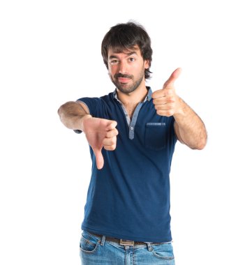 Beyaz arka plan üzerinde kötü bir sinyal yapan erkek