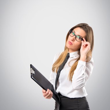 işkadını gri arka plan üzerinde 