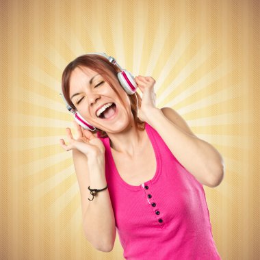 genç kız pop arka plan üzerinden müzik dinleme 