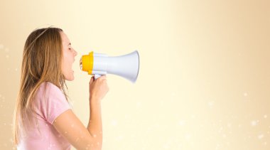 koyu sarı bir arka plan üzerinde bir megafon ile bağıran sarışın kız 