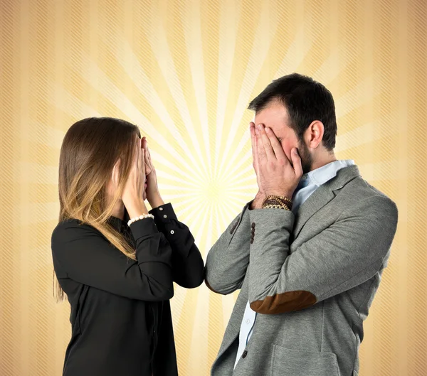 Couple covering their eyes over pop background — Stock Photo, Image