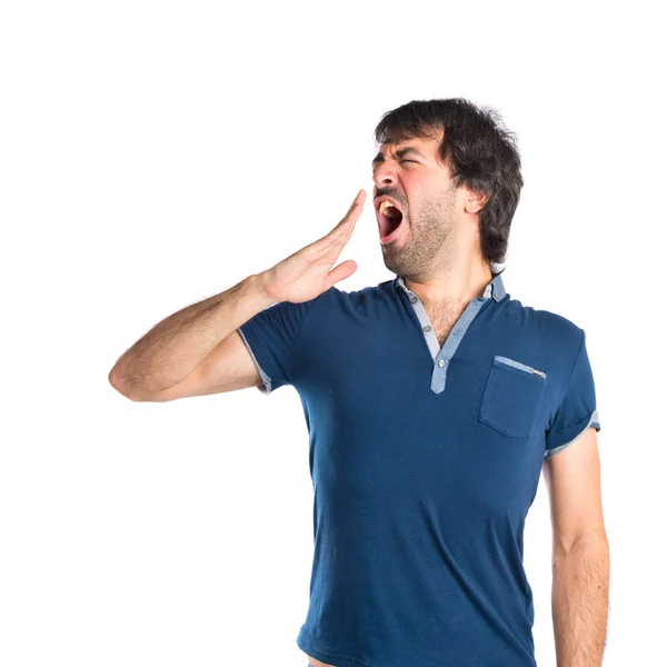Человек зевает на изолированном белом фоне — стоковое фото