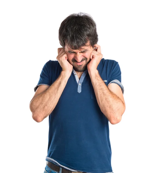 Hombre cubriéndose las orejas sobre fondo blanco — Foto de Stock