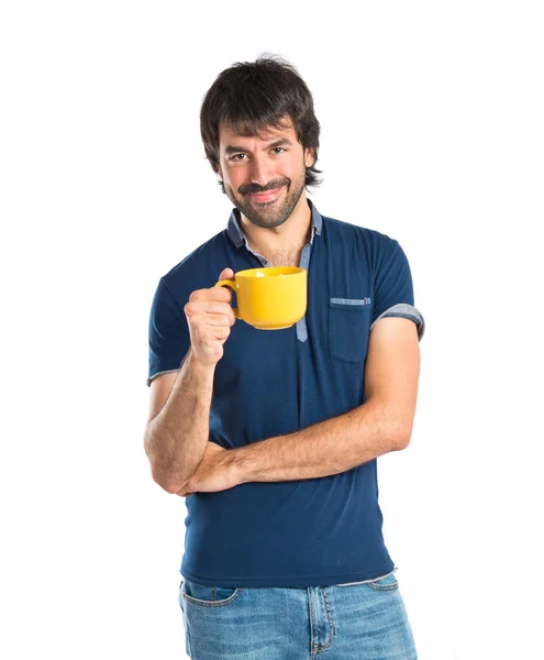 Άνθρωπος που κρατά ένα φλιτζάνι καφέ πάνω από το λευκό φόντο — Φωτογραφία Αρχείου