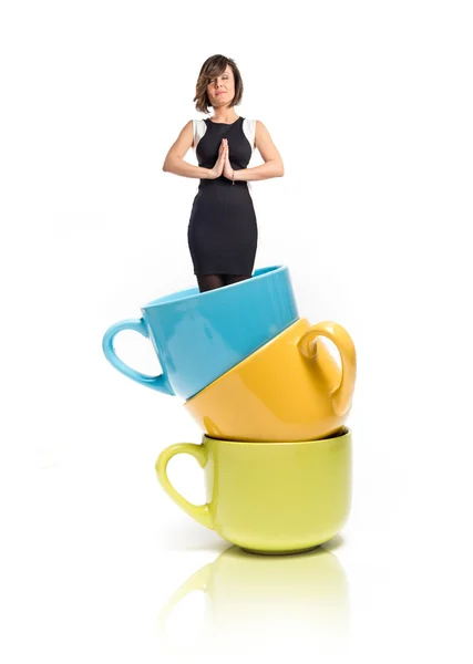 Femme zen à l'intérieur des tasses à café sur fond blanc . — Photo