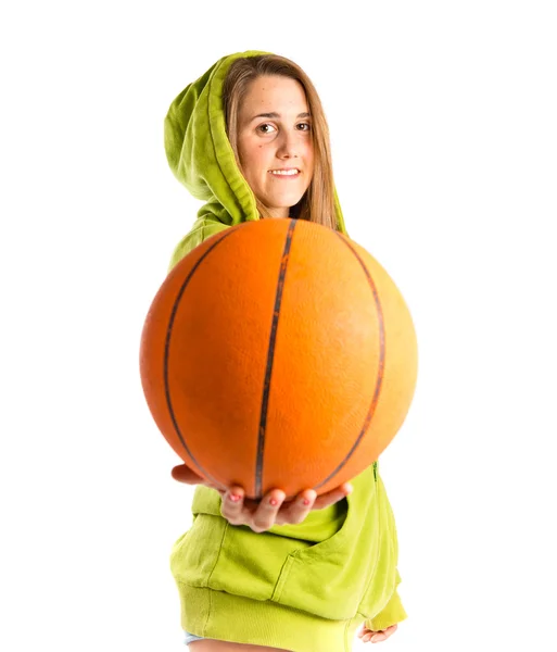 金发女孩打篮球，在白色的背景 — 图库照片