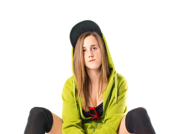 Skater mit grünem Sweatshirt über weißem Hintergrund — Stockfoto