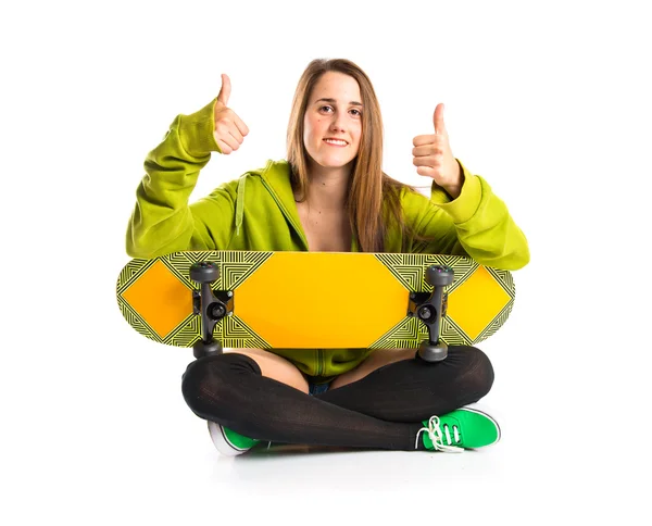 Chica joven con el pulgar hacia arriba sobre fondo blanco — Foto de Stock