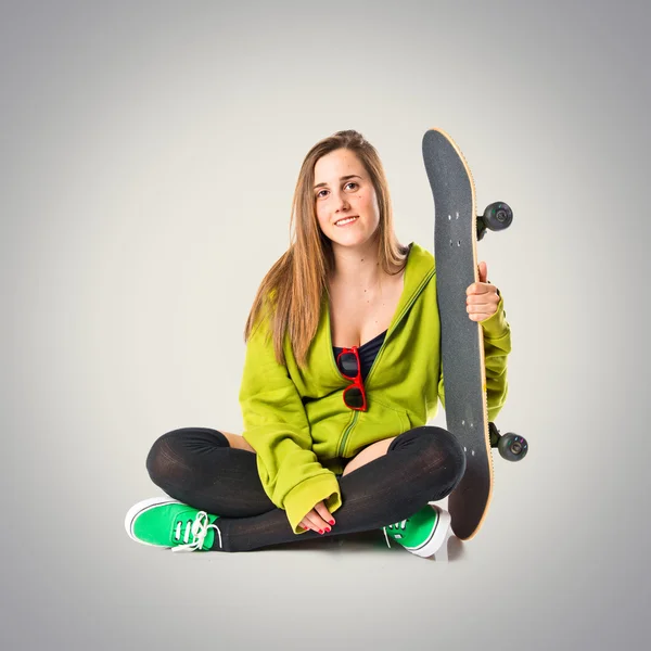 Menina bonita vestindo estilo urbano com skate — Fotografia de Stock