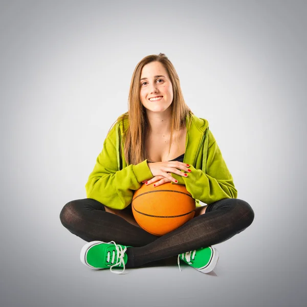 Pretty young girl wearing urban style with basketball — Stock Photo, Image